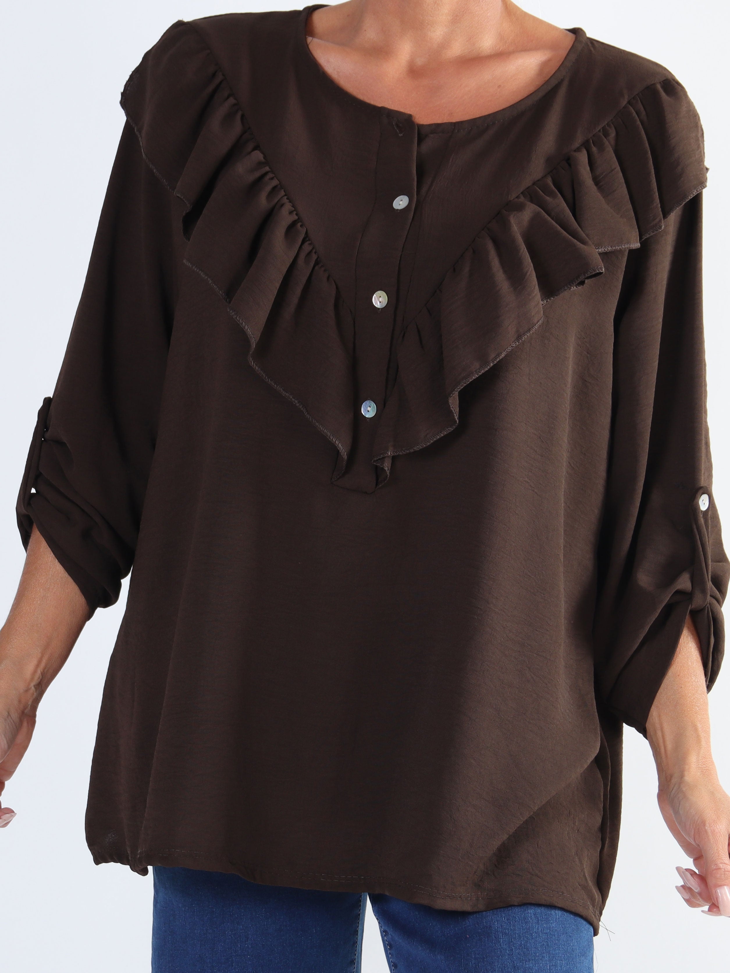 Nicola - Sød plus size bluse med flæser og knapper